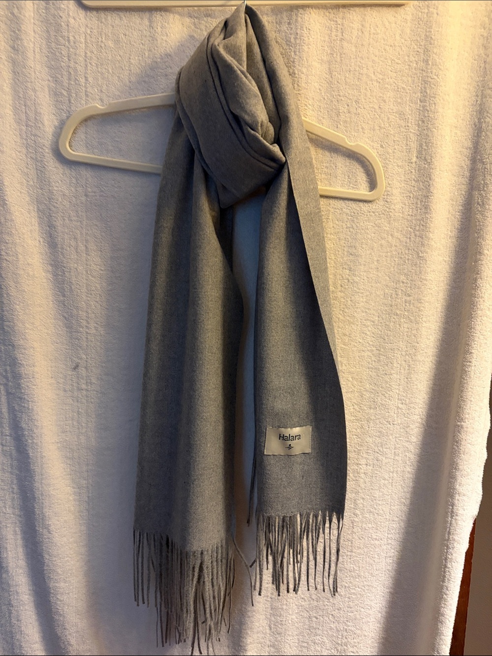 HALARA Gray Fringe Scarf